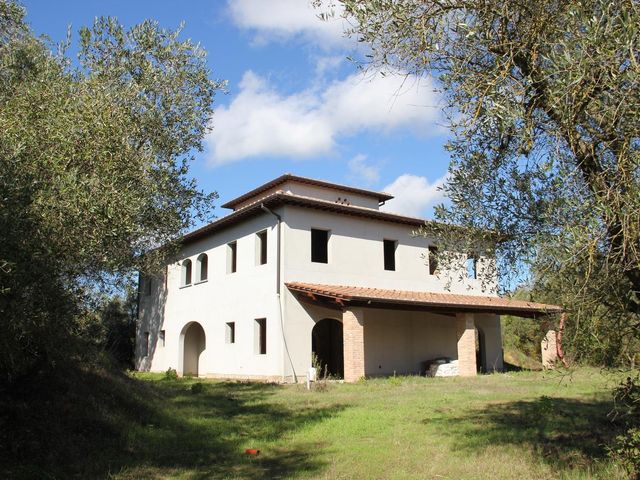 Splendido Casale Da Ultimare Immerso nel Verde delle Colline Pisane della Valdera