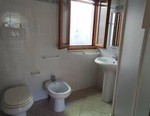 Casa indipendente in posizione panoramica e tranquilla con giardino pertinenziale e terreni adiacenti