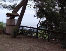 Casa indipendente in posizione panoramica e tranquilla con giardino pertinenziale e terreni adiacenti