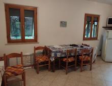 Casa indipendente in posizione panoramica e tranquilla con giardino pertinenziale e terreni adiacenti