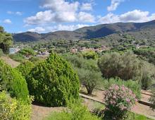 Villa unifamiliare con pertinenze e giardino