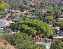 Villa unifamiliare con pertinenze e giardino
