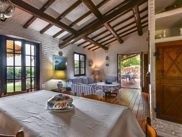 Villa unifamiliare finemente rifinita con corpo secondario e parco esclusivo