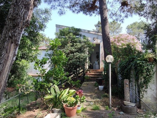 Porzione di bifamiliare con giardino e terreno pertinenziale