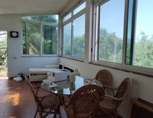 Porzione di bifamiliare con giardino e terreno pertinenziale