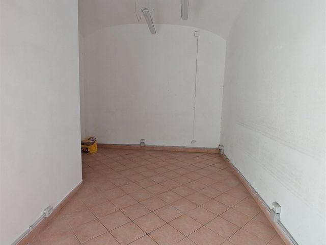 NEGOZIO CON VETRINA SU STRADA, PRATI VIA OSTIA