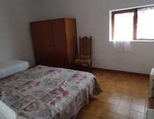 Casa indipendente in posizione panoramica e tranquilla con giardino pertinenziale e terreni adiacenti