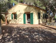 Casa indipendente in posizione panoramica e tranquilla con giardino pertinenziale e terreni adiacenti