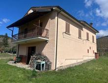 Leonessa  Vallunga  mq 220 + mq 17.000 terreno seminativo