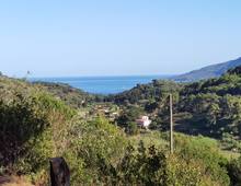 Casa indipendente in posizione panoramica e tranquilla con giardino pertinenziale e terreni adiacenti
