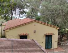 Casa indipendente in posizione panoramica e tranquilla con giardino pertinenziale e terreni adiacenti