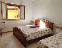 Casa indipendente in posizione panoramica e tranquilla con giardino pertinenziale e terreni adiacenti