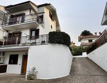 Foto Cometa 38 — Villa trifamiliare in vendita a Albano Laziale Olivella
