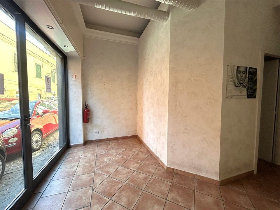 Foto Cometa 1 — Negozio in vendita a Albano Laziale