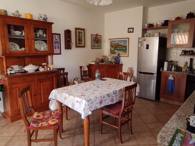 Villa unifamiliare con pertinenze e giardino