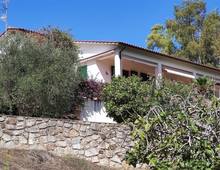 Villa unifamiliare con pertinenze e giardino