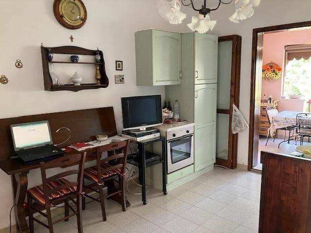 Appartamento con spazi esterni, posto auto e vista mare