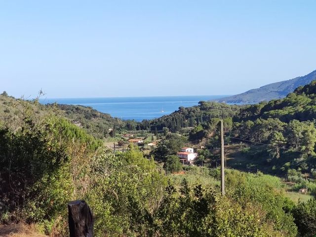 Casa indipendente in posizione panoramica e tranquilla con giardino pertinenziale e terreni adiacenti