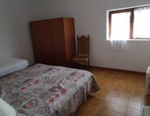 Casa indipendente in posizione panoramica e tranquilla con giardino pertinenziale e terreni adiacenti