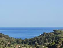 Casa indipendente in posizione panoramica e tranquilla con giardino pertinenziale e terreni adiacenti