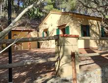 Casa indipendente in posizione panoramica e tranquilla con giardino pertinenziale e terreni adiacenti